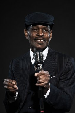 şarkı retro kıdemli afro Amerikalı blues adam. çizgili su giyiyor