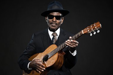 Retro kıdemli afro Amerikalı blues adam. çizgili takım elbise giyen