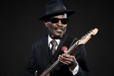 Retro kıdemli afro Amerikalı blues adam. çizgili takım elbise giyen