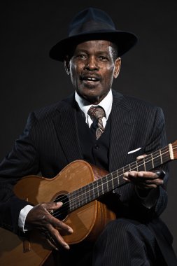 Retro kıdemli afro Amerikalı blues adam. çizgili takım elbise giyen