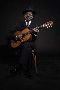 Retro kıdemli afro Amerikalı blues adam. çizgili takım elbise giyen
