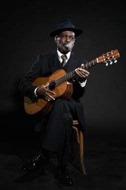 Retro kıdemli afro Amerikalı blues adam. çizgili takım elbise giyen