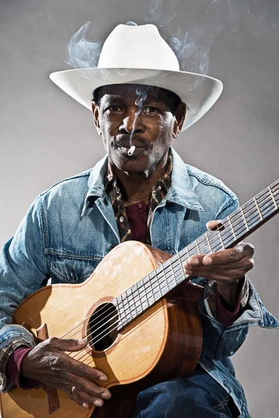 Retro senior afro amerikansk blues mannen i tider av slaveri. wearin — Stockfoto