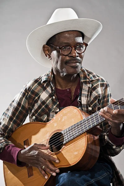Hombre de blues afroamericano mayor retro en tiempos de esclavitud. Desgaste — Foto de Stock