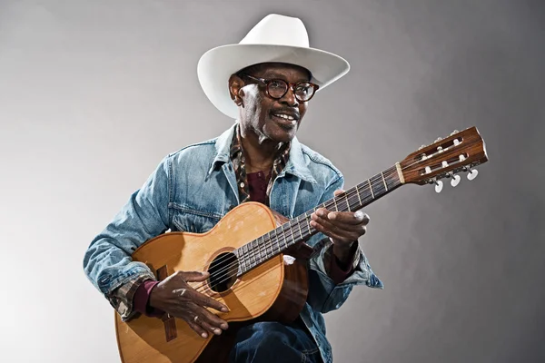 Retro senior afroamerikanischer Bluesman in Zeiten der Sklaverei. wearin — Stockfoto