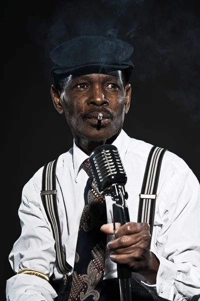 Singender älterer afroamerikanischer Bluesman im Retro-Look. trägt weißes Hemd — Stockfoto