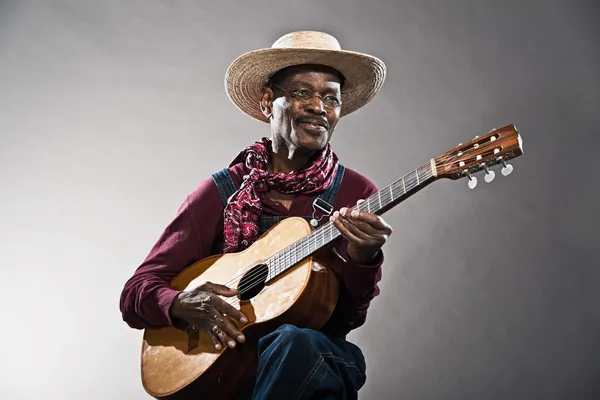 Retro senior afro american blues man in times of slavery. Wearin — Stock Photo, Image