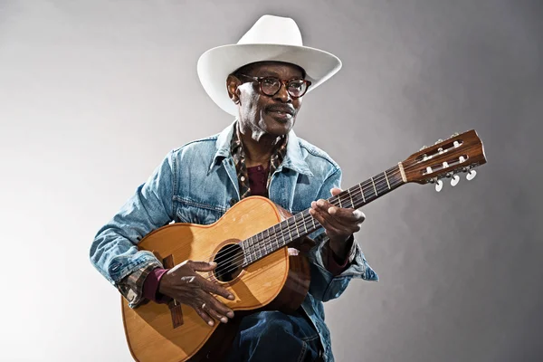 Retro senior afro Amerikaanse blues man in tijden van slavernij. wearin — Stockfoto