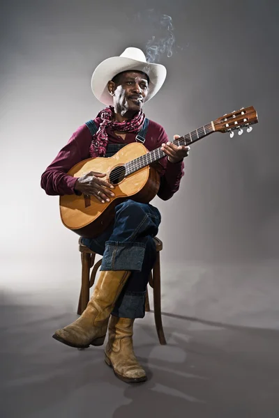 Retro senior afro Amerikaanse blues man in tijden van slavernij. wearin — Stockfoto