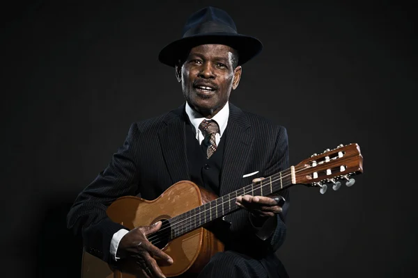 Człowiek retro starszy afro american blues. noszenie prążkowany garnitur z — Zdjęcie stockowe