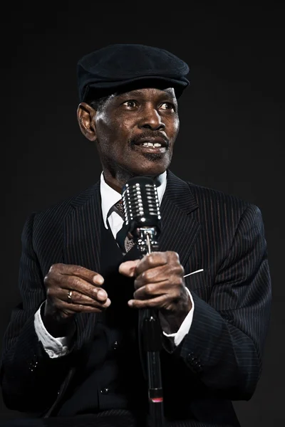 Zpívající retro senior afro americký blues muž. na sobě pruhované su — Stock fotografie