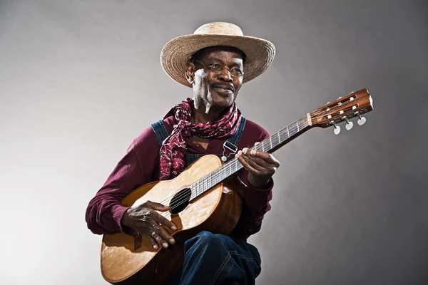 Retro senior afro Amerikaanse blues man in tijden van slavernij. wearin — Stockfoto