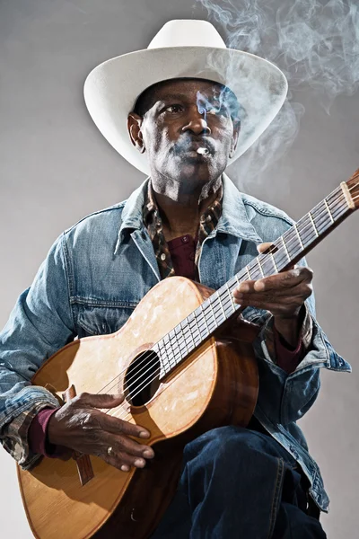 Retro senior afro american blues man in times of slavery. Wearin — Stock Photo, Image