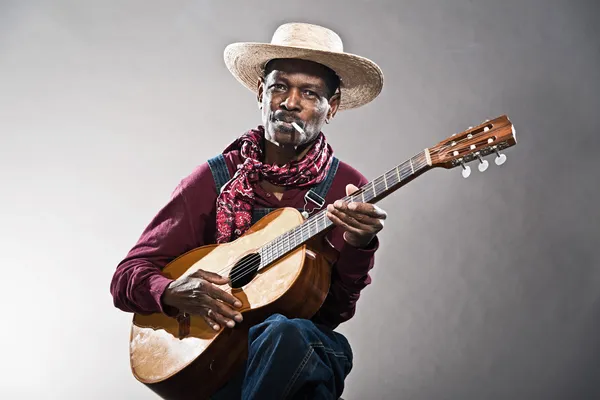 Retro senior afro Amerikaanse blues man in tijden van slavernij. wearin — Stockfoto