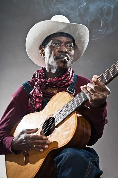 Retro senior afro american blues man in times of slavery. Wearin — Stock Photo, Image