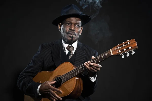Retro kıdemli afro Amerikalı blues adam. çizgili takım elbise giyen