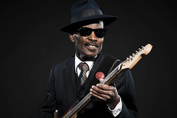 Hombre de blues afro-americano mayor retro. El uso de traje a rayas con — Foto de Stock