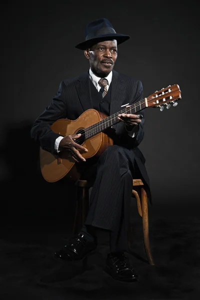 Homem do blues afro-americano sénior retro. Usando terno listrado com — Fotografia de Stock