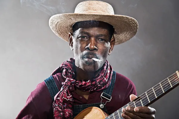 Retro senior afroamerikanischer Bluesman in Zeiten der Sklaverei. wearin — Stockfoto