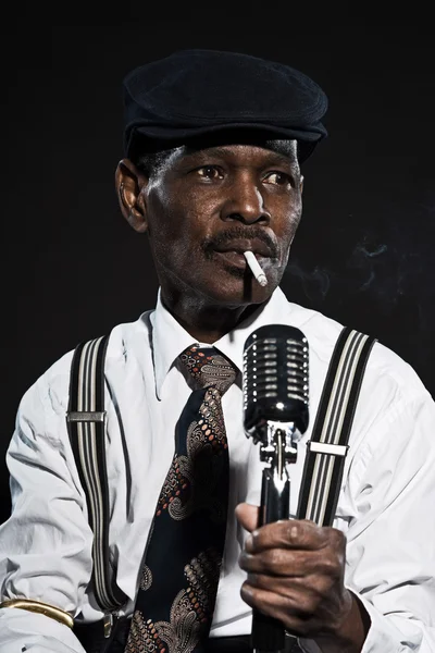 Singing retro senior afro american blues man. Wearing white shir — Stock Photo, Image