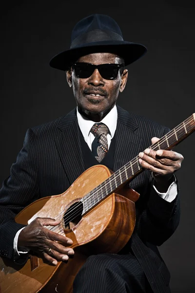 Hombre de blues afro-americano mayor retro. El uso de traje a rayas con — Foto de Stock