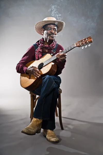 Retro senior afro amerikansk blues mannen i tider av slaveri. wearin — Stockfoto