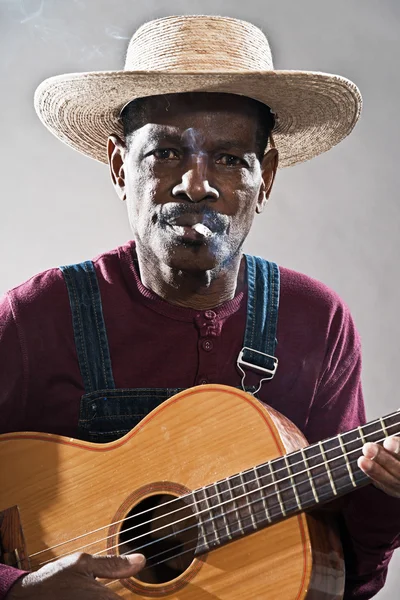 Hombre de blues afroamericano mayor retro en tiempos de esclavitud. Desgaste — Foto de Stock