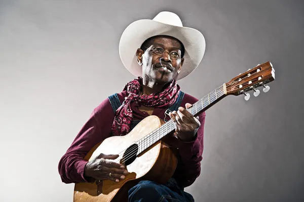 Retro senior afro amerikansk blues mannen i tider av slaveri. wearin — Stockfoto