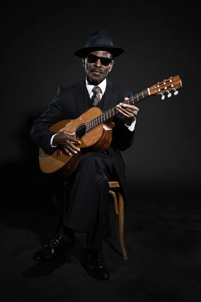 Retro senior afro american blues man. Wearing striped suit with — Stock Photo, Image