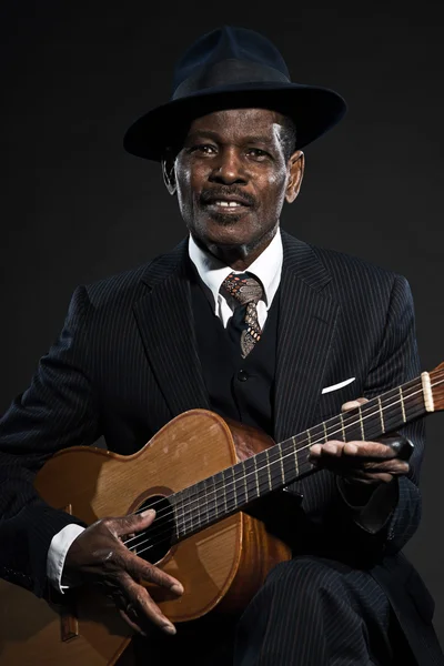 Retro senior afro american blues man. Purtarea costumului cu dungi cu — Fotografie, imagine de stoc