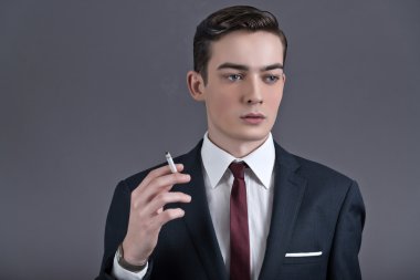 retro moda ellili genç işadamı koyu takım ve ti