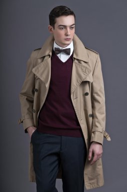 Retro ellili İngiliz tarzı moda genç erkekle hafif kahverengi r
