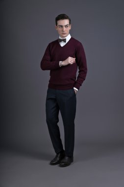 retro ellili İngiliz tarzı moda adam saatine bakıyor. Biz