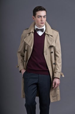 Retro ellili İngiliz tarzı moda genç erkekle hafif kahverengi r