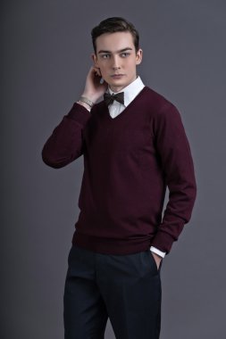 Retro ellili İngiliz tarzı moda genç adam. koyu kırmızı giymiş