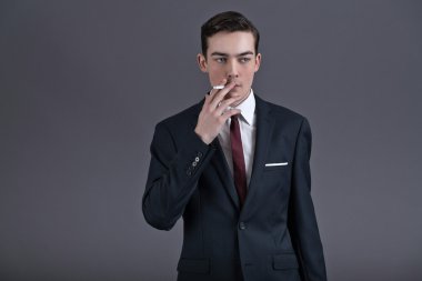 retro moda ellili genç işadamı koyu takım ve ti