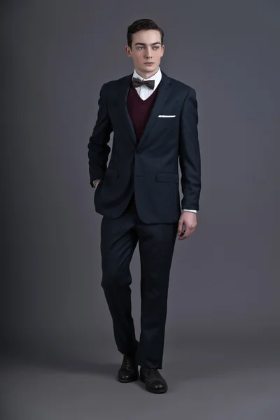 Retro mode vijftiger jaren jonge zakenman dragen donker pak en bo — Stockfoto