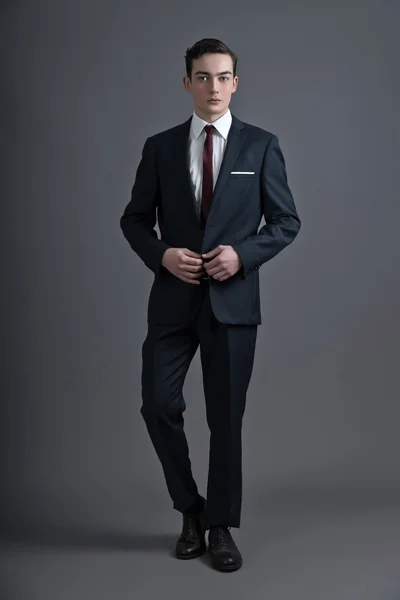 Retro fashion fifties young man wearing dark suit and tie. Studi — Stock Photo, Image