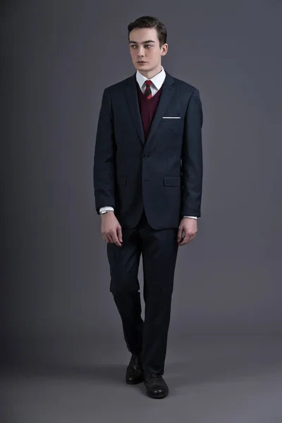 Retro jaren vijftig mode jonge zakenman dragen donker pak en re — Stockfoto