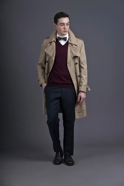 Rétro années cinquante style anglais mode jeune homme avec r brun clair — Photo