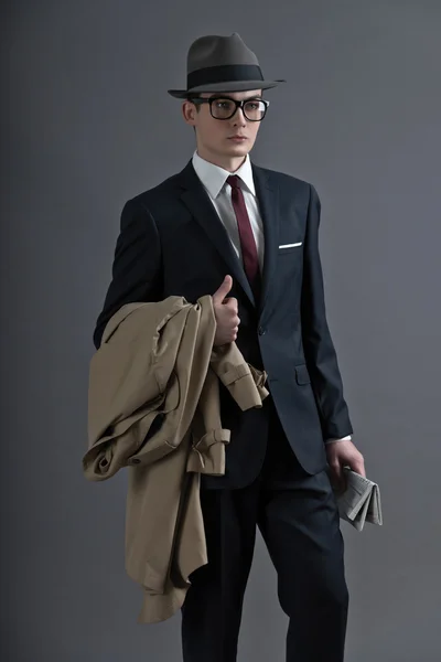 Retro mode femtiotalet ung man med glasögon och hatt bär dar — Stockfoto