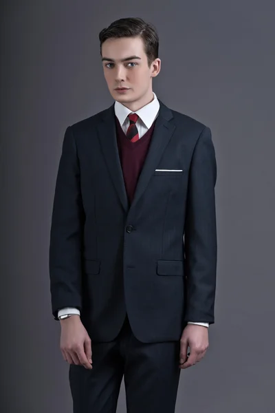 Retro-50er-Jahre-Mode junger Geschäftsmann trägt dunklen Anzug und wieder — Stockfoto