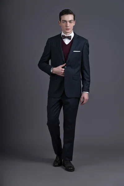 Retro moda 50 jovem empresário vestindo terno escuro e bo — Fotografia de Stock