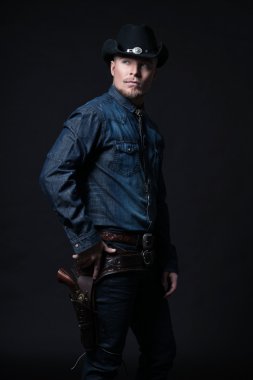 Modern moda kovboy. kot gömlek ve siyah şapka giyiyor. p