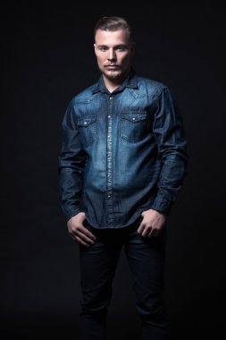 Casual Kış moda adam. kot gömlek ve pantolon giyiyor