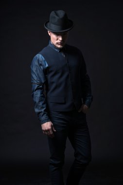 Retro 1900 modern moda adam. gil ile kot gömlek giymiş