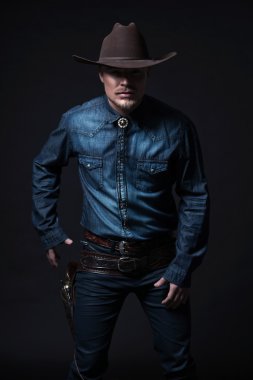 Modern moda kovboy. kahverengi şapka ve kot gömlek giyiyor. p