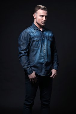 Casual Kış moda adam. kot gömlek ve pantolon giyiyor