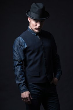 Retro 1900 modern moda adam. gil ile kot gömlek giymiş