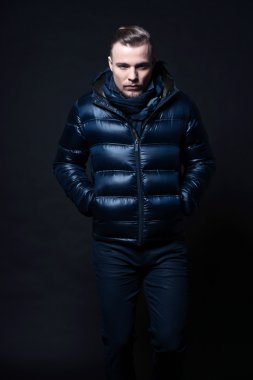 adam kış modası. mavi ceket ve eşarp takıyor. Sarı saçlı bir